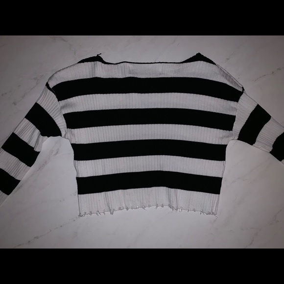 B & W stripped long sleeve crop top - Picture 2 of 2